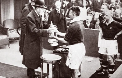 König George verleiht den FA Cup
